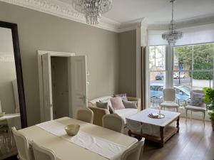salon ze stołem i kanapą w obiekcie Stylish 3-bedroom flat in Kensington w Londynie
