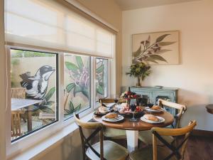 comedor con mesa, sillas y ventana en Rose Court Apartments "Astera", en New Town