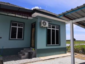a small house is good enough for a small family of four at UMMI'S Homestay Besut in Kuala Besut