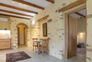 eine Küche und ein Esszimmer mit Tisch und Stühlen in der Unterkunft Olive Hill in Elevtheraí + 41 Fotos