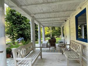 Balkón nebo terasa v ubytování Biała chatka w lesie na Roztoczu