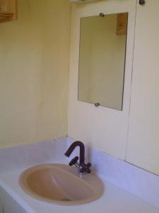 - Baño con lavabo y espejo en Trophée d'Auguste en La Turbie