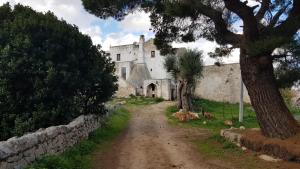 a dirt road in front of an old building at La Guendalina Masseria e Casa Particular in Monopoli