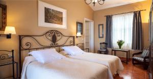 A bed or beds in a room at Malpais Trece