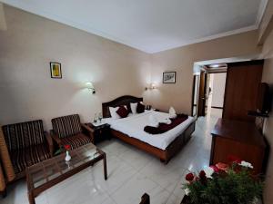 Hotel Preethi Classic Towers客房内的一张或多张床位