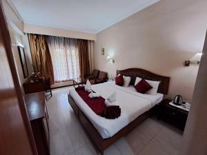 Hotel Preethi Classic Towers客房内的一张或多张床位