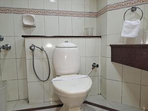Hotel Preethi Classic Towers的一间浴室