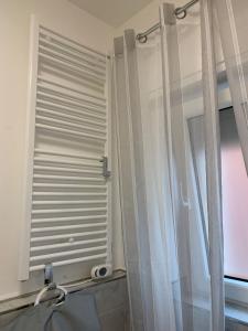 Ένα μπάνιο στο Appartamento SanBart Mare