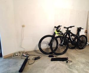 due biciclette parcheggiate in una stanza con un muro di Sotto il Cielo a Finale Ligure
