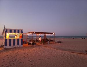 プエルト・デ・サグントにあるFriendly home Bella casaの夜のビーチにあるライフガードステーション +10枚の写真