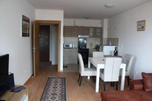 eine Küche und ein Esszimmer mit einem Tisch und Stühlen in der Unterkunft Exceptional Suite in Čačak