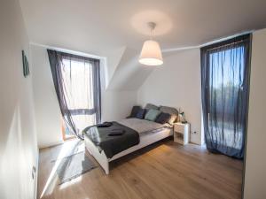 Postel nebo postele na pokoji v ubytování Dom na wzgórzu z widokiem na morze - Etezje Apartamenty