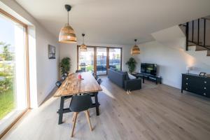 Kuchyň nebo kuchyňský kout v ubytování Dom na wzgórzu z widokiem na morze - Etezje Apartamenty + 12 fotografií