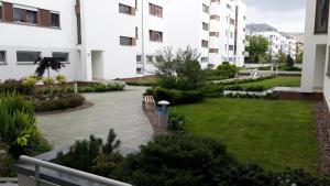 Ogród w obiekcie Apt with 6 single beds
