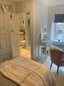 um quarto com uma cama, uma secretária e uma casa de banho em Coastal Joy - Family and friends bedrooms em Newbiggin-by-the-Sea