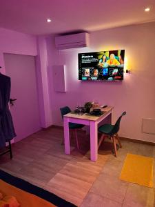 TV a/nebo společenská místnost v ubytování Narbnb - EDEN SUITE - Jacuzzi - Parking - Clim