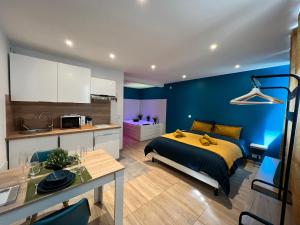 Kuchyň nebo kuchyňský kout v ubytování Narbnb - EDEN SUITE - Jacuzzi - Parking - Clim