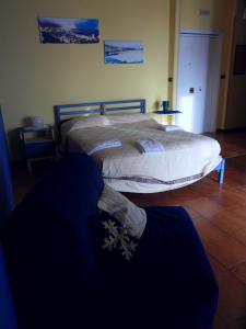 una persona tumbada frente a una cama en Leucosia Bed & Breakfast en Salerno