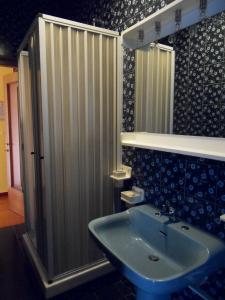 W łazience znajduje się niebieska umywalka i prysznic. w obiekcie Leucosia Bed & Breakfast w mieście Salerno
