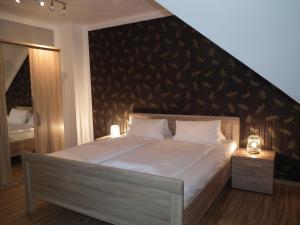 ein Schlafzimmer mit einem großen Bett und einer schwarzen Wand in der Unterkunft Spreeidyll in Schlepzig
