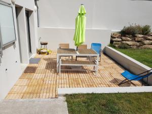 Patio alebo iná vonkajšia časť ubytovania COTE JARDIN - CANCALE - GITE STANDING - PROCHE CENTRE ET PORT