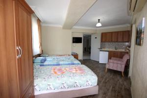 a small bedroom with a bed and a kitchen at Sagas Termal Butik Otel in Karahayit