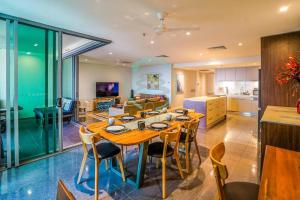comedor y cocina con mesa y sillas en ZEN AT ONE30: 3-BR Luxury Corporate Long Stays en Darwin
