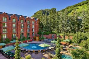 un hotel con piscina e un edificio di Aspen St Regis Resort Hotel Room With 2 Queens ad Aspen