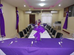 una mesa larga con manteles púrpuras. en Cabinas Leyko en San Carlos