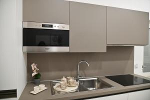 a kitchen with a sink and a microwave at Floris Pompei in Pompei