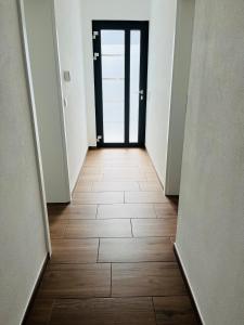 an empty hallway with a door and a tile floor at Casa Caro in Prüm