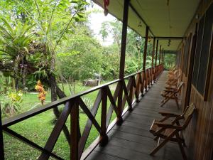- une terrasse couverte avec des chaises dans l'établissement Cabinas Leyko, à San Carlos