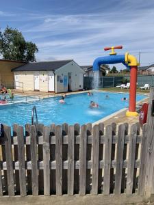 um grupo de pessoas a nadar numa piscina em Victory Coaster em Seasalter