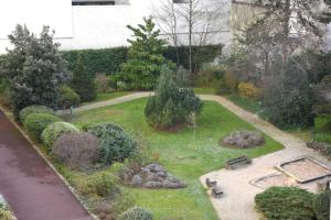 a garden with a park with a bench and trees at Porte de Versailles in Issy-les-Moulineaux