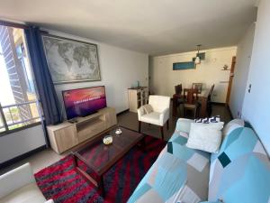 un soggiorno con divano e TV di Depto piso 6 frente al mar ad Antofagasta