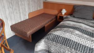 a hotel room with two beds and a bench between them at Apartements 270-275 Mitterdorf in Mitterfirmiansreut
