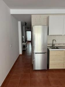 cocina con nevera de acero inoxidable en una habitación en Apartamento Ophelia, en Puerto del Rosario