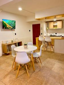 ein Esszimmer und eine Küche mit Tisch und Stühlen in der Unterkunft Departamento Céntrico Belgrano PBE in San Carlos de Bariloche
