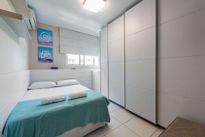 a bedroom with a bed with two towels on it at Studio c Localização Exclusiva em Jardim da Penha in Vitória
