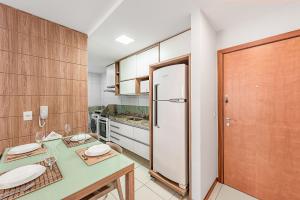 uma cozinha com um balcão e um frigorífico em Studio c Localização Exclusiva em Jardim da Penha em Vitória