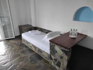 Korissia的住宿－Kea Island，一间卧室配有床和一张桌子,上面有眼镜