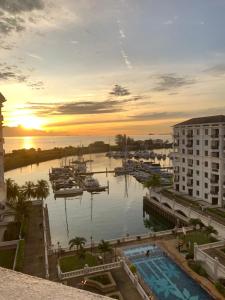 vistas a un puerto deportivo con barcos en el agua en Sevenseas Marina Crescent en Port Dickson