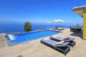 a swimming pool with a view of the ocean at Villa Mica in Tijarafe