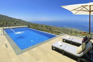 a swimming pool with a view of the ocean at Villa Mica in Tijarafe