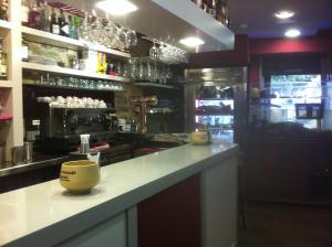 a bar with a counter in a restaurant at Airiños Aires in Santiago de Compostela