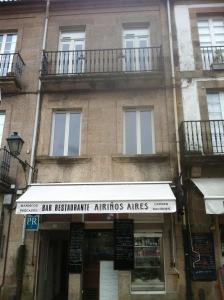 un edificio con un cartel en la parte delantera en Airiños Aires, en Santiago de Compostela