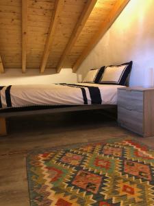 um quarto com uma cama com um tapete no chão em Ola Linda - Casa de Campo - em Castelo de Vide