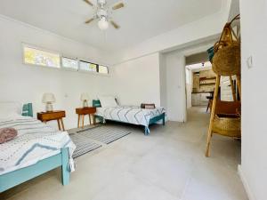 una camera con due letti e un soggiorno di Beach Villa Isidora a Potos