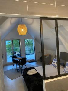 CourtilsにあるAppartement Lu'ermael avec vue Mont Saint Michelのベッド1台とテーブルが備わる部屋