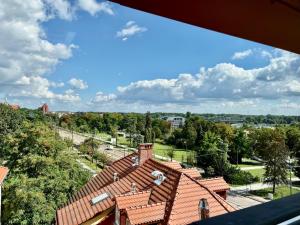 een uitzicht vanaf het dak van een huis bij Chopin view - Apartament z widokiem in Toruń